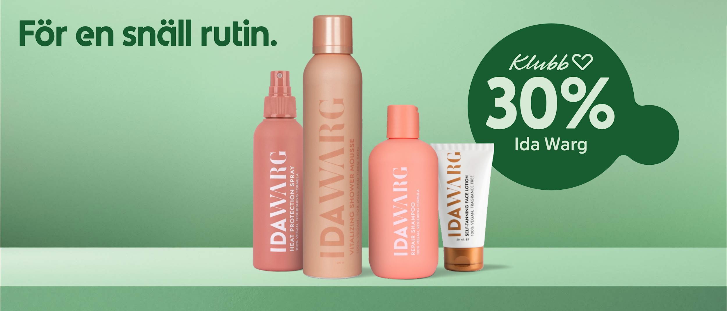 Fyra Ida Warg-produktflaskor i olika storlekar och färger står på en grön yta med texten ”För en snäll rutin” och en cirkel med erbjudandet ”Klubb 30% Ida Warg”.