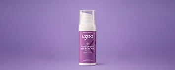 Hyaluronic Age Renewal Firming Night Cream mot en lila bakgrund