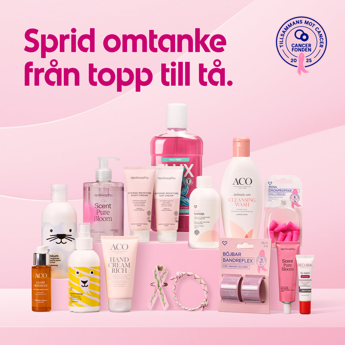 Olika rosa och vita hudvårdsprodukter och accessoarer arrangerade på rosa podier med texten "Sprid omtanke från topp till tå" och Cancerfondens logotyp i bakgrunden.