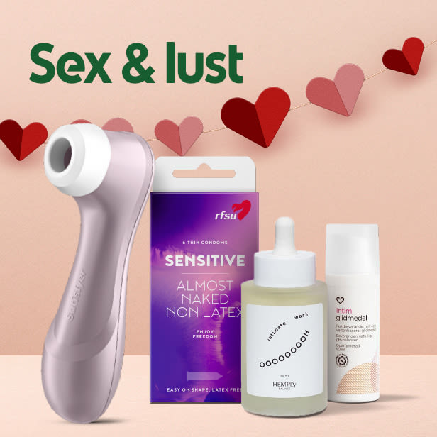 En sexleksak, ett paket latexfria kondomer, en flaska intimtvätt och en flaska glidmedel står framför en bakgrund med pappershjärtan och texten "Sex & lust".