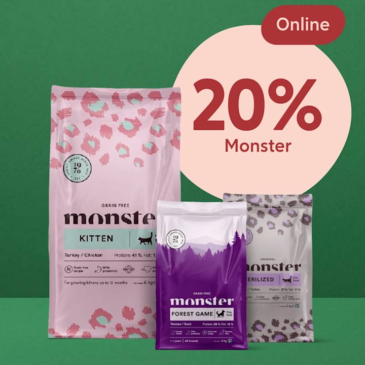 Tre påsar Monster djurfoder i olika färger och smaker med en text som visar 20 % rabatt online.