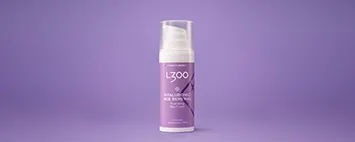 Hyaluronic Age Renewal Hydrating Day Cream mot en lila bakgrund