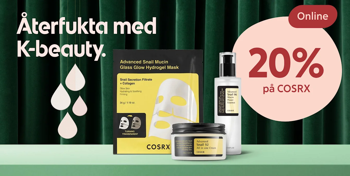 Tre COSRX hudvårdsprodukter framför grön sammetsbakgrund med texten "Återfukta med K-beauty" och erbjudandet "20% på COSRX online".