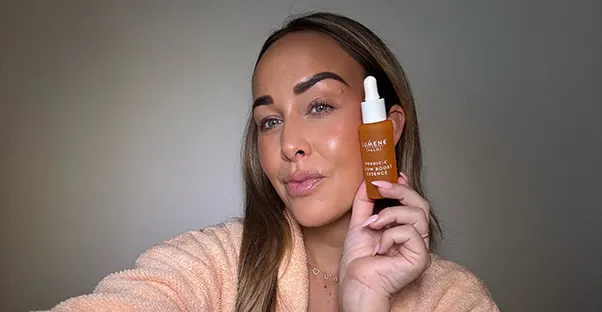 Klara Elvgren (även känd som Tan by Klara) står och visar upp ett serum från serien nordic c från Lumene.