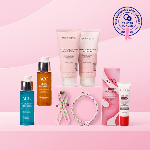 Hudvårdsprodukter från ACO och Apolosophy står uppradade på rosa bakgrund med två rosa band och en rosett samt en symbol för Cancerfonden 2025.