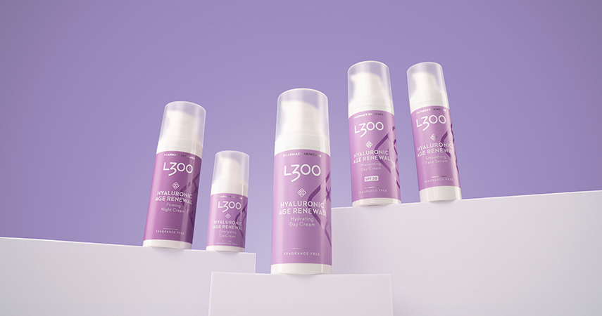 Produkter från serienL300 Hyaluronic Age Renewal står uppdradade på vita hyllor mot en lila bakgrund.