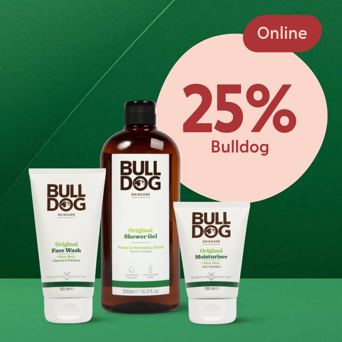 Tre Bulldog Skincare-produkter, ansiktstvätt, duschgel och fuktkräm, visas mot grön bakgrund med texten "Online 25% Bulldog".