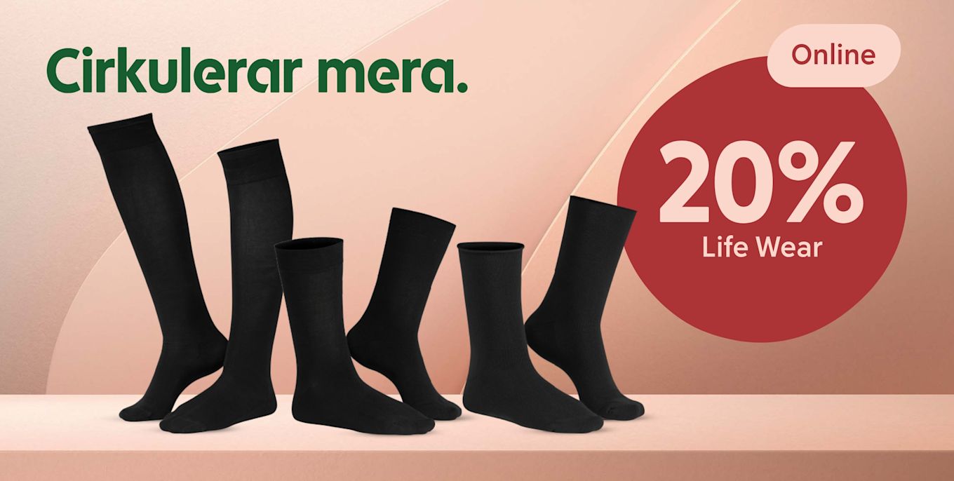 Sex par svarta strumpor visas på en hylla med text om 20% rabatt på Life Wear online mot en beige bakgrund.