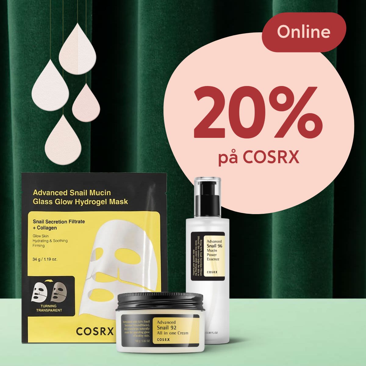 Tre COSRX hudvårdsprodukter står framför gröna sammetsgardiner med texten "20% på COSRX Online" i en rosa cirkel.