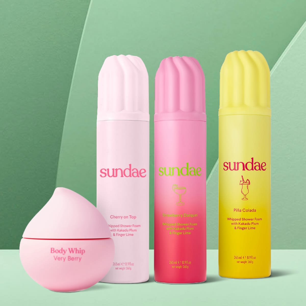 Fyra färgglada hudvårdsprodukter i rosa, mörkrosa och gul med texten "Sundae" och doftbeskrivningar mot en grön bakgrund.