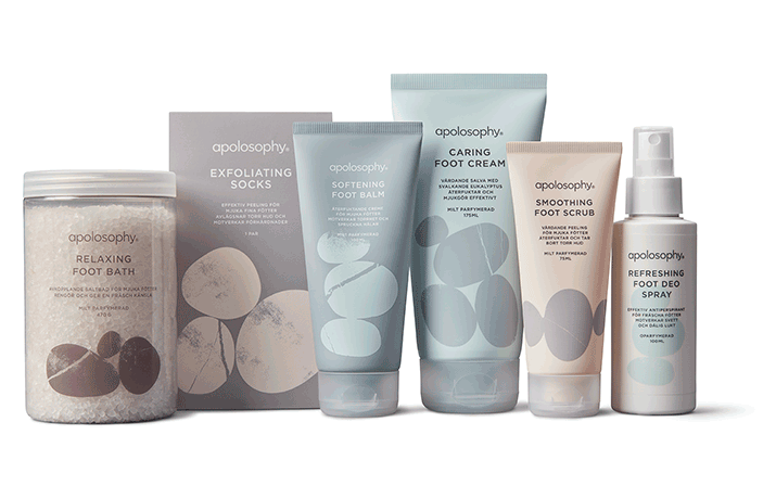 Sex produkter från Apolosophy för fotvård, inklusive fotbad, exfolierande strumpor, fotbalsam, fotkräm, fotskrubb och fotspray, står uppradade.