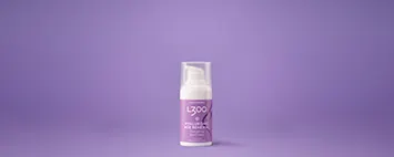 Hyaluronic Age Renewal Energizing Eye Cream mot en lila bakgrund