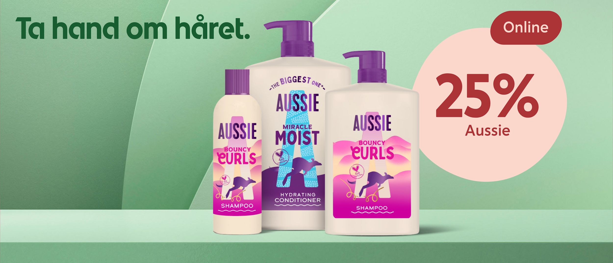Tre flaskor med Aussie hårvårdsprodukter står på en grön yta med texten "Ta hand om håret" och en erbjudandetext om 25% rabatt online.