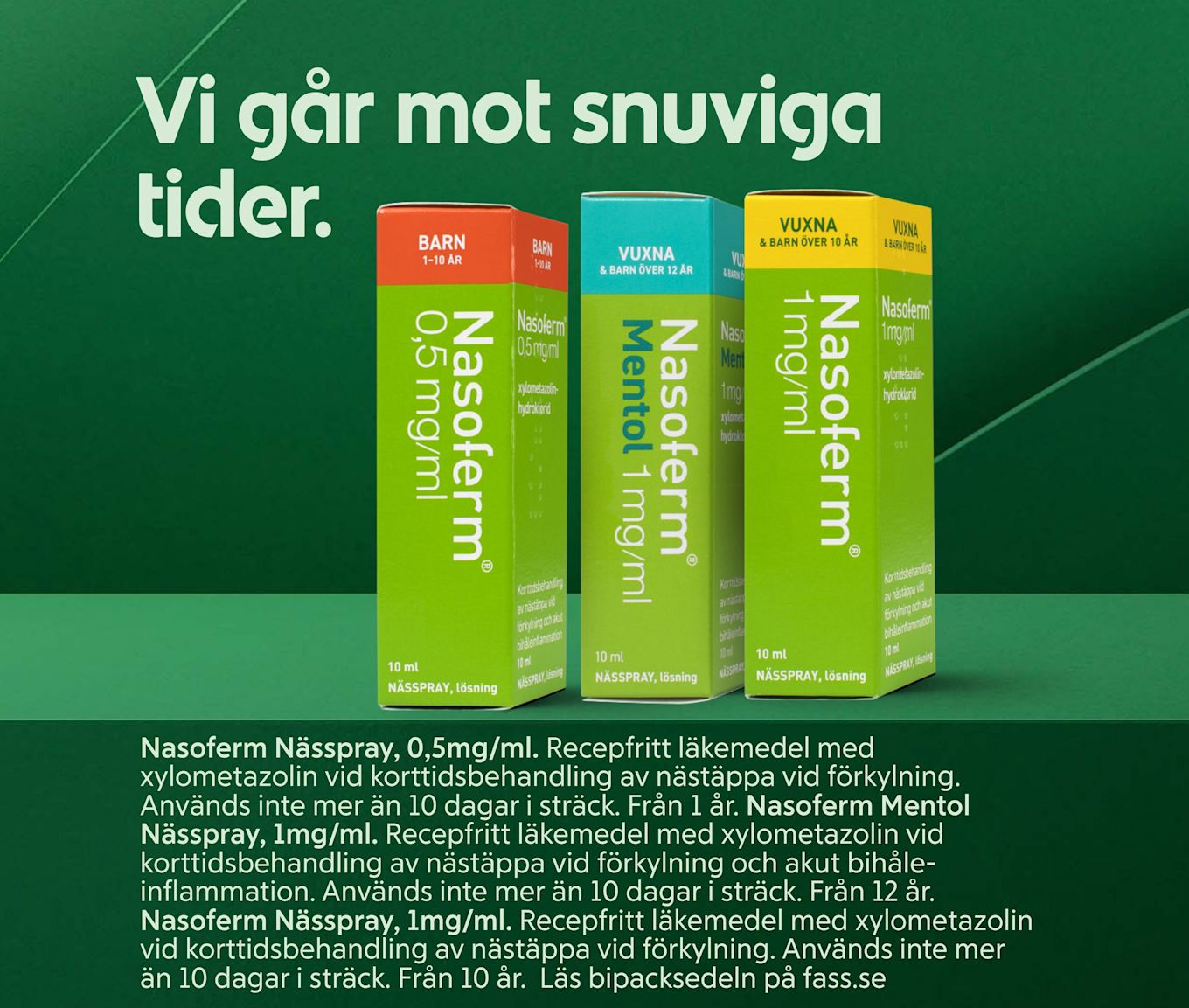 Tre olika förpackningar av Nasoferm nässpray för barn och vuxna mot snuva, placerade på ett grönt bord med mörkgrön bakgrund och texten "Vi går mot snuviga tider".