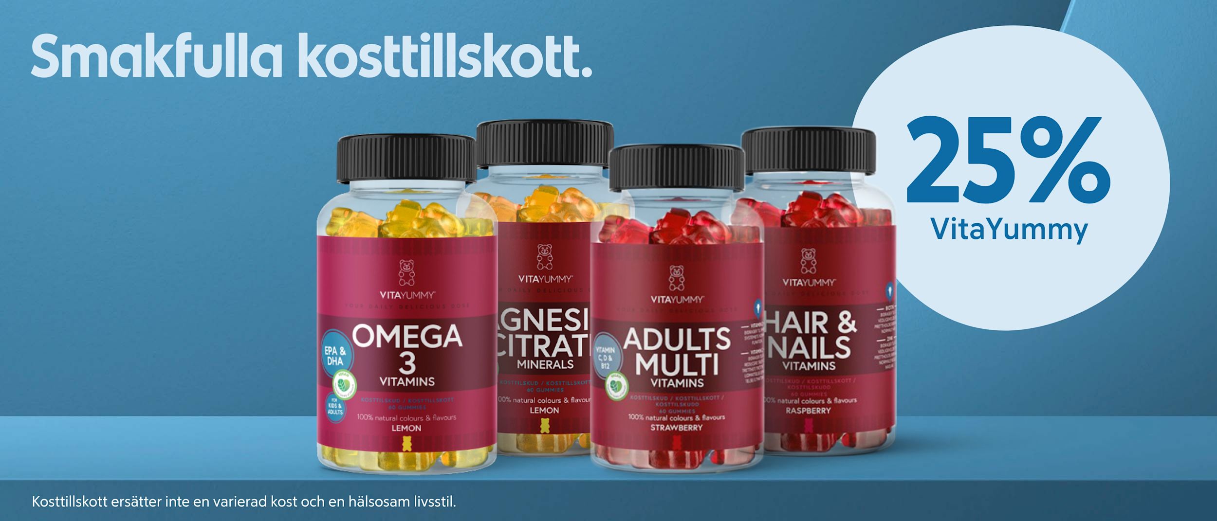 Fyra flaskor med kosttillskott i olika smaker och färger står på en blå yta mot blå bakgrund med texten "Smakfulla kosttillskott" och "25% VitaYummy".