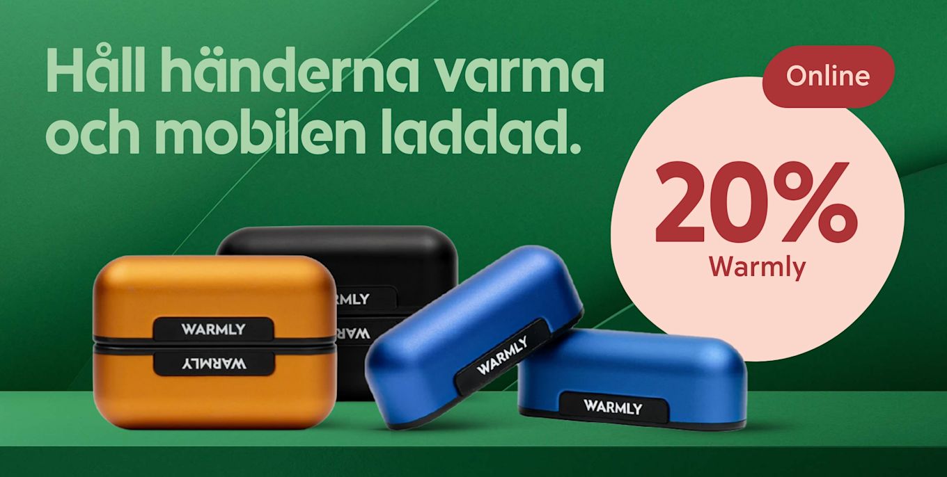 Fyra Warmly-handvärmare i orange, svart och blå färg står på en grön yta med texten "Håll händerna varma och mobilen laddad" och en cirkel med erbjudandet "Online 20% Warmly".