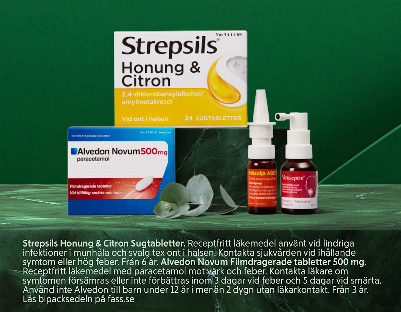 Förpackningar med Strepsils Honung & Citron sugtabletter, Alvedon Novum 500 mg filmdragerade tabletter, samt nässpray och munspray på ett grönt marmorbord.