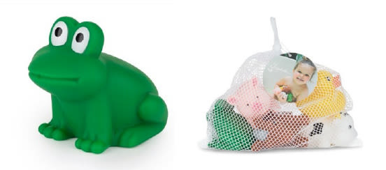 Grön grodleksak till vänster och ett nät med flera färgglada badleksaker samt en etikett med ett barn till höger.