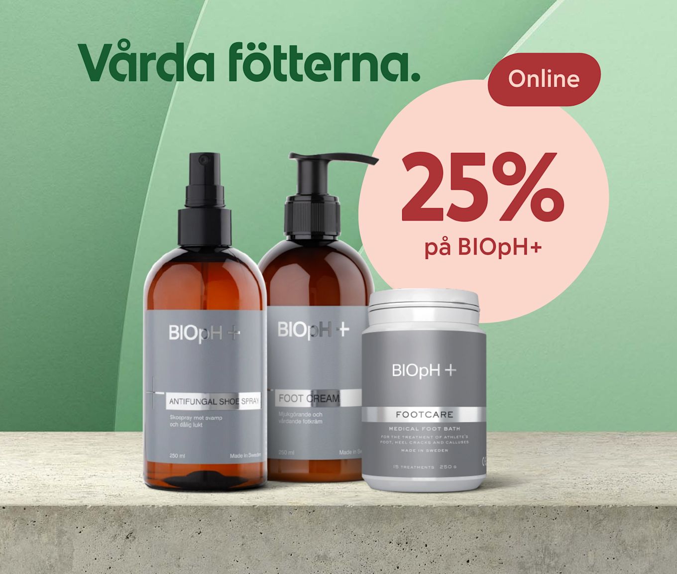 Tre BIOpH+ fotvårdsprodukter står på en betongyta med grön bakgrund och texten "Vårda fötterna. 25% på BIOpH+ Online".