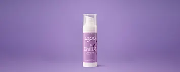 Hyaluronic Age Renewal Smoothing Face Serum mot en lila bakgrund
